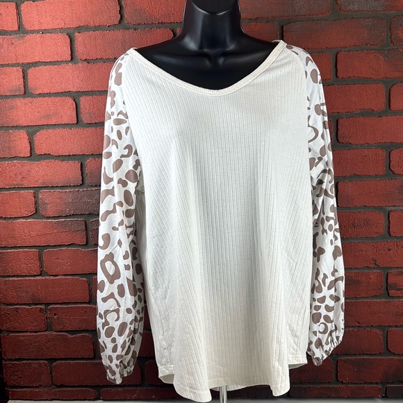 Adreamly‎ Long Sleeve Crew Neck Woman's  Giraffe Print Sleeves Large - Picture 1 of 6